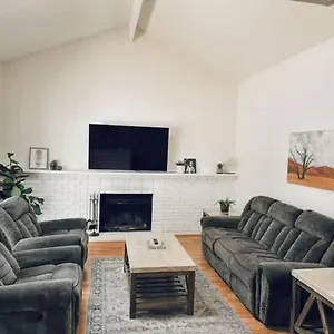 Delightful 4br Nr Downtown W Fireplace Holiday home